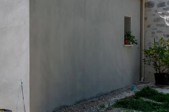 Élimination des traces de pollution sur une façade en béton