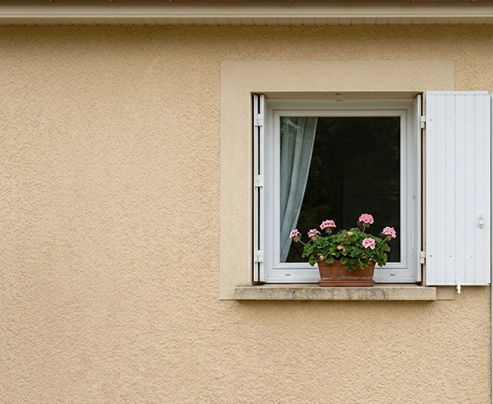 Artisan réalisant le nettoyage d'une façade de maison à Blois